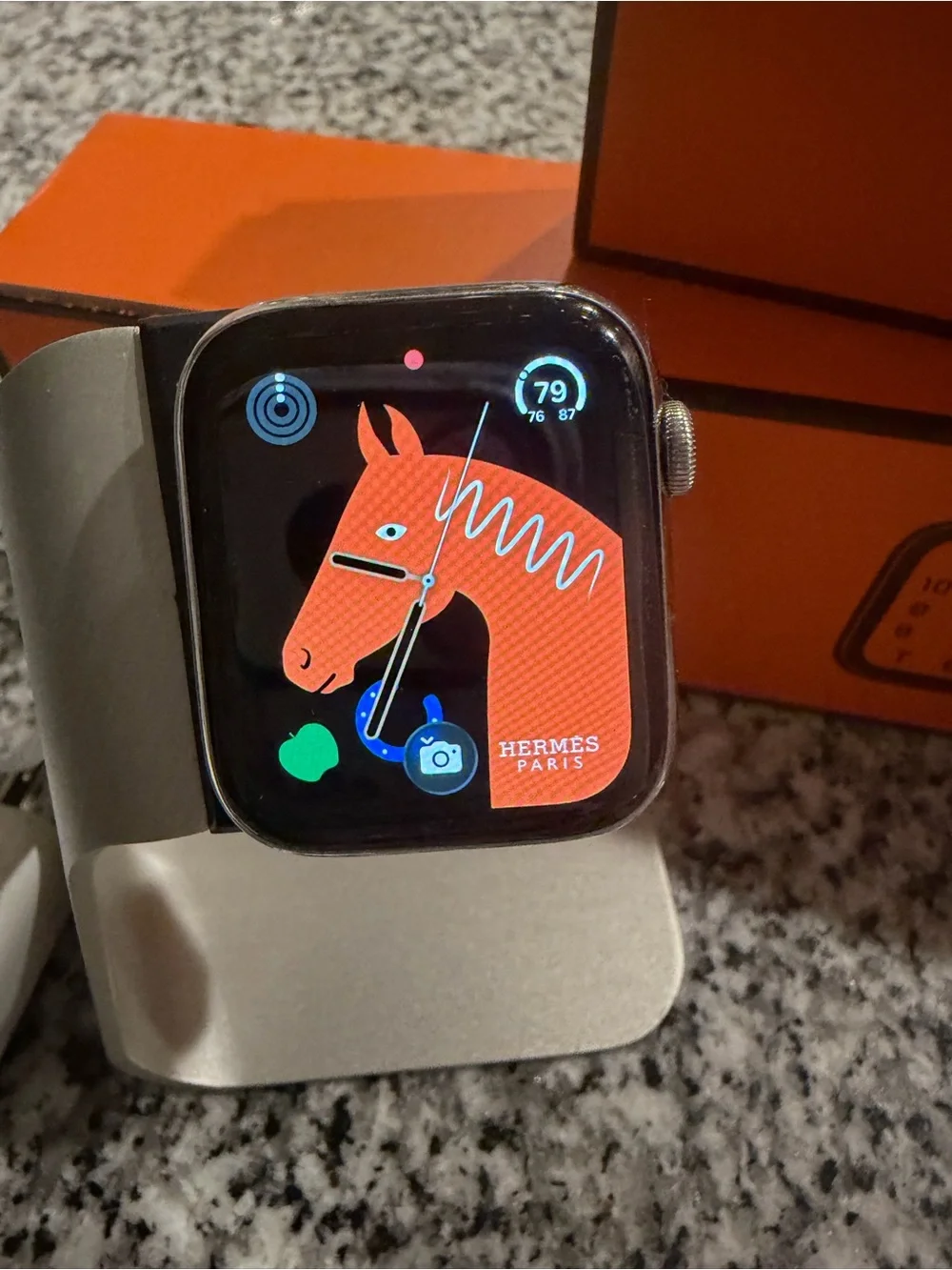 Her mès Apple Watch with Tour and Signature Bands with Boxes